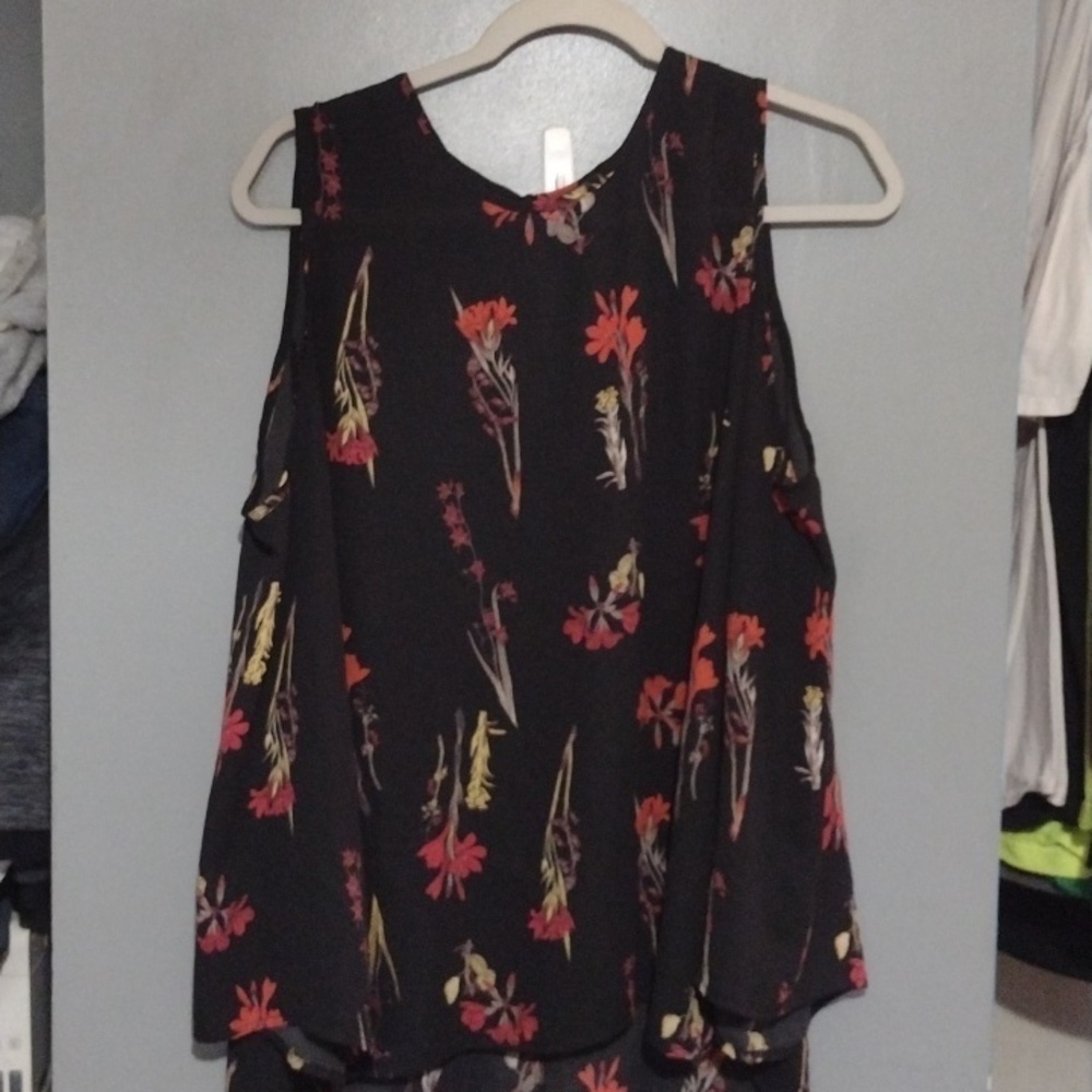 VINCE Camuto Cold-Shoulder Bell-Sleeve Black Top size medium flower print
